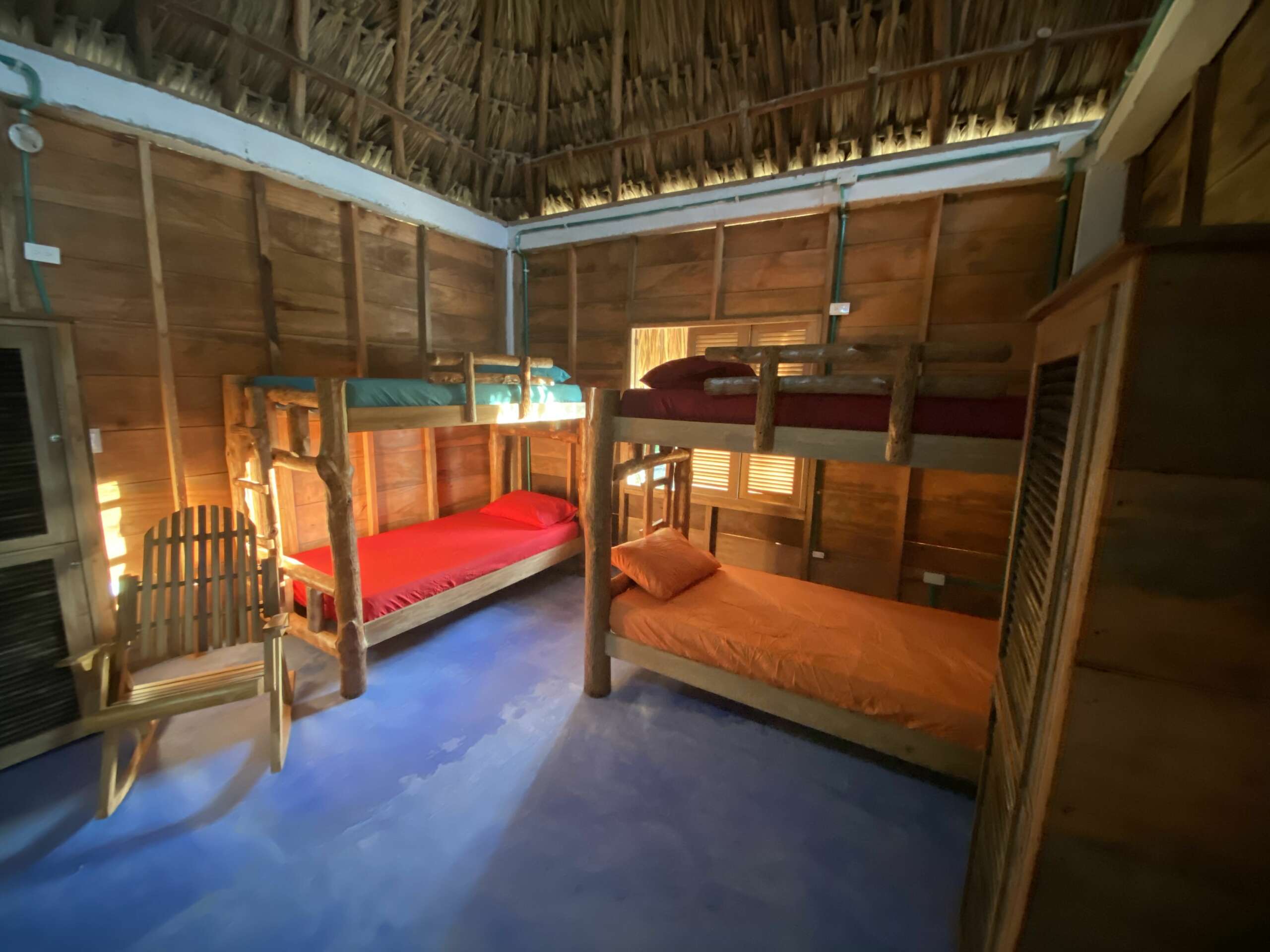 Dormitorio mixto: 4 camarotes, 8 camas